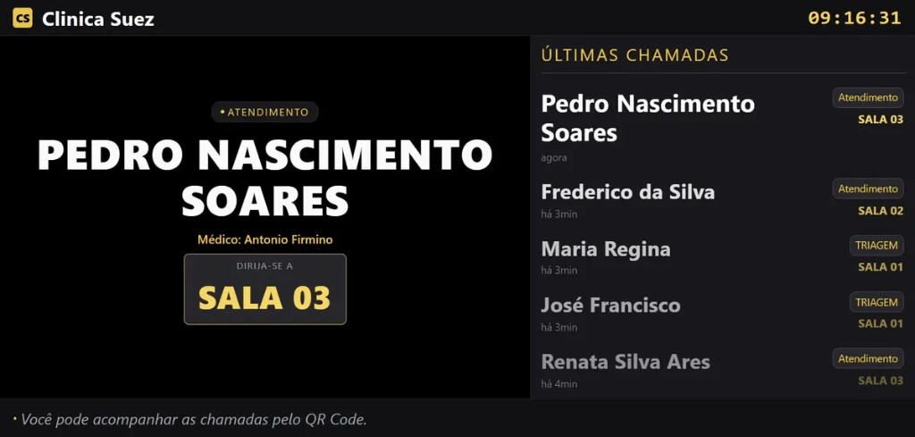 Painel de chamada de pacientes ScreenFlow Clínicas exibido em TV — chamada por nome e direcionamento para salas